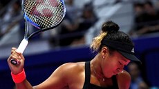 Japonská tenistka Naomi Ósakaová bhem finále tískla raketou o kurt.