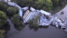 Poblíž amerického města Alton v Iowě se zřítil z mostu nákladní vlak. (23.... Poblíž amerického města Alton v Iowě se zřítil z mostu nákladní vlak. (23....
