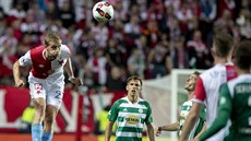 Slávista Tomá Souek hlavikuje v utkání s Bohemians.