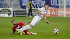 Opavský Petr Zapalač (vlevo) zasahuje proti Janu Juroškovi ze Slovácka. Opavský Petr Zapalač (vlevo) zasahuje proti Janu Juroškovi ze Slovácka.