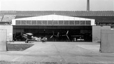 Jedna z hal Avie fotografovaná z továrního letit stejné firmy, vlevo ped...