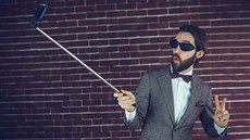 Na internetových seznamkách fanfarónský výstřednost a přílišné sebevědomí... Na internetových seznamkách fanfarónský výstřednost a přílišné sebevědomí...