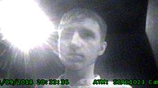 Policisté pátrají po neznámém muži, kterého podezřívají z podvodu s mobilní... Policisté pátrají po neznámém muži, kterého podezřívají z podvodu s mobilní...