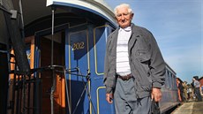 Evžen Muroň přijel z Nižních Lhot do Frýdku-Místku, aby si prohlédl vystavovaný... Evžen Muroň přijel z Nižních Lhot do Frýdku-Místku, aby si prohlédl vystavovaný...