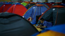 Čínské studenty vysokých škol na kolej často doprovázejí i jejich rodiče. (24.... Čínské studenty vysokých škol na kolej často doprovázejí i jejich rodiče. (24....