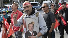 Fanouci tureckého prezidenta Recepa Tayyipa Erdogana ekají u berlínského...