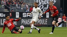 Benjamin Andre (vlevo) z Rennes se snaží zastavit Neymara z Paris St. Germain.... Benjamin Andre (vlevo) z Rennes se snaží zastavit Neymara z Paris St. Germain....