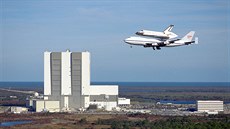 Raketoplán Columbia na hřbetě nosiče N905NA nad halou Vehicle Assembly Building... Raketoplán Columbia na hřbetě nosiče N905NA nad halou Vehicle Assembly Building...
