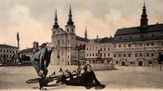 Na historické pohlednici je morový sloup na jihlavském Masarykově náměstí ještě... Na historické pohlednici je morový sloup na jihlavském Masarykově náměstí ještě...