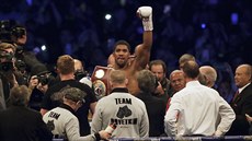 Britský boxer Anthony Joshua (vpravo) slaví po souboji s Rusem Alexandrem... Britský boxer Anthony Joshua (vpravo) slaví po souboji s Rusem Alexandrem...