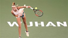 Petra Kvitová podává v utkání druhého kola turnaje ve Wu-chanu. Petra Kvitová podává v utkání druhého kola turnaje ve Wu-chanu.
