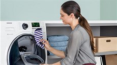 Oceňovaná dvířka AddWash umožňují vkládat prádlo, třeba zapomenutou ponožku,... Oceňovaná dvířka AddWash umožňují vkládat prádlo, třeba zapomenutou ponožku,...