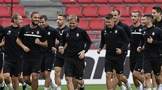 Fotbalisté FK Jablonec (uprostřed kapitán Tomáš Hübschman) si včera na tréninku... Fotbalisté FK Jablonec (uprostřed kapitán Tomáš Hübschman) si včera na tréninku...