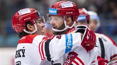 Hradečtí hokejisté Petr Zámorský (vlevo) a Tomáš Vincour slaví gól. Hradečtí hokejisté Petr Zámorský (vlevo) a Tomáš Vincour slaví gól.