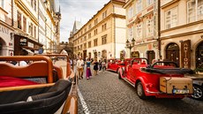 Kočáry s koňmi, které dříve po královské cestě jezdily, nahradily v Mostecké... Kočáry s koňmi, které dříve po královské cestě jezdily, nahradily v Mostecké...