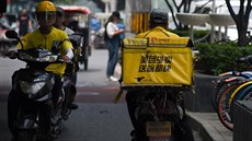Společnost Meituan Dianping mimo jiné podniká i se zavážkou jídla až ke dveřím. Společnost Meituan Dianping mimo jiné podniká i se zavážkou jídla až ke dveřím.