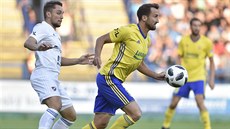 Adam Jánoš (vlevo) z Baníku Ostrava sleduje Petra Jiráčka ze Zlína. Adam Jánoš (vlevo) z Baníku Ostrava sleduje Petra Jiráčka ze Zlína.