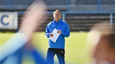 Stanislav Hejkal vede trénink Teplic. Stanislav Hejkal vede trénink Teplic.