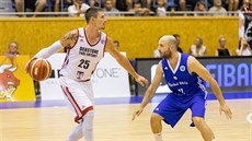 Svitavský křídelník Pavel Slezák (vlevo) útočí přes Berenta Kavakliogla z... Svitavský křídelník Pavel Slezák (vlevo) útočí přes Berenta Kavakliogla z...
