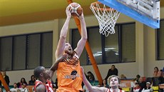 Ústecký pivot Pavel Houška smečuje, brání ho Richie Williams (vlevo) a Ondřej... Ústecký pivot Pavel Houška smečuje, brání ho Richie Williams (vlevo) a Ondřej...