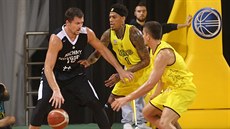 Vladimir Dragičevič (vlevo) z Nižního Novgorodu útočí na koš Arisu Soluň kolem... Vladimir Dragičevič (vlevo) z Nižního Novgorodu útočí na koš Arisu Soluň kolem...