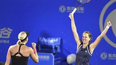 Barbora Strýcová (vpravo) a Andrea Sestini Hlaváčková prošly na turnaji ve... Barbora Strýcová (vpravo) a Andrea Sestini Hlaváčková prošly na turnaji ve...