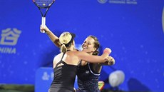 Barbora Strýcová (vpravo) a Andrea Sestini Hlaváčková prošly na turnaji ve... Barbora Strýcová (vpravo) a Andrea Sestini Hlaváčková prošly na turnaji ve...