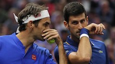 PORADA. Roger Federer (vlevo) a Novak Djokovič během čtyřhry v Laver Cupu PORADA. Roger Federer (vlevo) a Novak Djokovič během čtyřhry v Laver Cupu