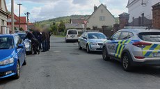 Ve Štěnovicích na Plzeňsku došlo dnes k loupežnému přepadení. Po pachateli... Ve Štěnovicích na Plzeňsku došlo dnes k loupežnému přepadení. Po pachateli...