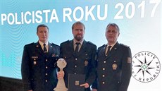 Třiatřicetiletý policista Jiří Franc (uprostřed) z obvodního oddělení v... Třiatřicetiletý policista Jiří Franc (uprostřed) z obvodního oddělení v...