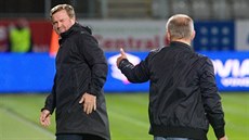 Plzeský trenér Pavel Vrba a jeho jablonecký protjek Petr Rada (zády).