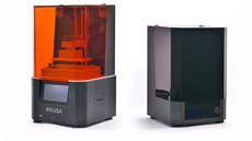 Nová 3D tiskárna Original Prusa SL1 spolu s mycí a vytvrzovací stanici (vpravo). Nová 3D tiskárna Original Prusa SL1 spolu s mycí a vytvrzovací stanici (vpravo).
