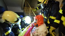 Zdravotníci ošetřili tři seniory, kteří se při požáru jídelny nadýchali kouře. Zdravotníci ošetřili tři seniory, kteří se při požáru jídelny nadýchali kouře.