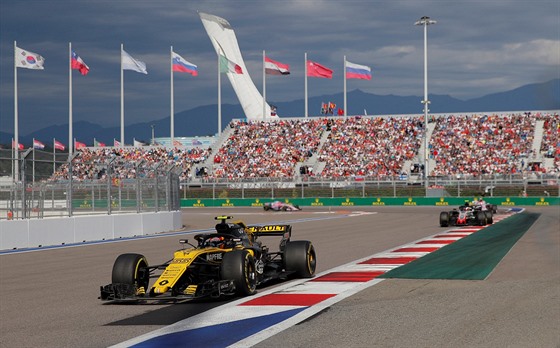 Carlos Sainz Jr z Renaultu bhem Velké ceny Ruska.