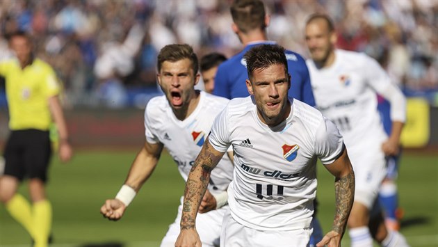 Hráči Baníku Ostrava Martin Fillo (vpředu) a Arťom Mešaninov se radují z gólu v... Hráči Baníku Ostrava Martin Fillo (vpředu) a Arťom Mešaninov se radují z gólu v...