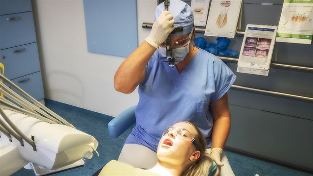 Prezidentka Asociace zubních hygienistek ve své pracovně. Prezidentka Asociace zubních hygienistek ve své pracovně.