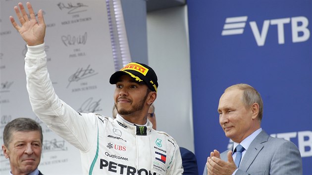 Lewis Hamilton z Mercedesu oslavuje vtzstv, poblahopt mu piel i rusk prezident Vladimir Putin.