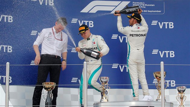 Valtteri Bottas (vlevo) a Lewis Hamilton na stupnch vtz po Velk cen Ruska.