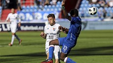 Martin Fillo, hráč Baníku Ostrava, a Michael Ngadeu Ngadjui ze Slavie v souboji... Martin Fillo, hráč Baníku Ostrava, a Michael Ngadeu Ngadjui ze Slavie v souboji...