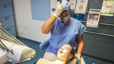 Prezidentka Asociace zubních hygienistek ve své pracovně. Prezidentka Asociace zubních hygienistek ve své pracovně.