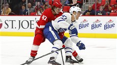 Pierre Engvall z Toronta (vpravo) a Libor Šulák z Detroitu v souboji o puk. Pierre Engvall z Toronta (vpravo) a Libor Šulák z Detroitu v souboji o puk.