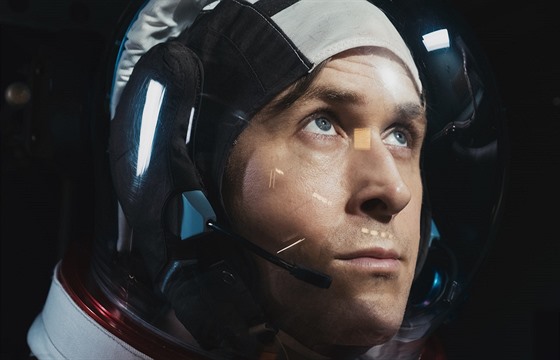Neil Armstrong (Ryan Gosling) se po padesáti letech dokal zaslouené biografie.