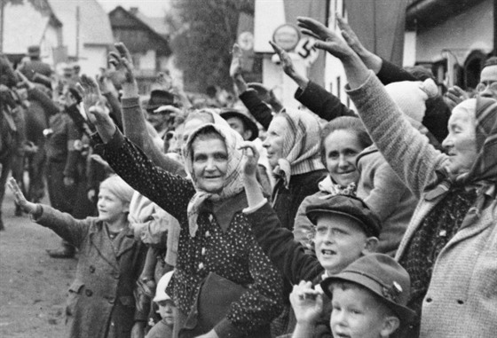 Atmosféru na umav roku 1938 dokresluje snímek, kdy nkteí obyvatelé naden a nacistickým pozdravem vítají nmecké vojáky.