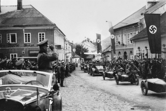 Vojenská pehlídka ve Volarech, vlevo v aut stojí generálporuík Hartmann.
