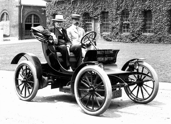 Edison (vlevo) v aut firmy Bailey Electric vybaveném jeho baterií. Vedle nj...