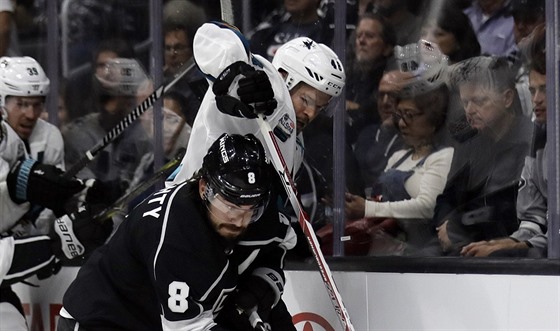 Tomá Hertl ze San Jose (nahoe) a Drew Doughty z Los Angeles bojují u...