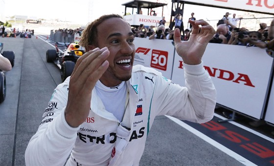 Lewis Hamilton se raduje