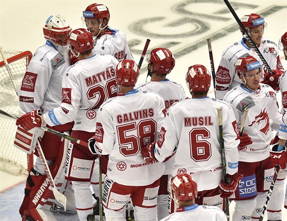 Hokejisté Tince se radují z výhry nad Vítkovicemi.