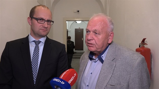 Odvolaný tajemník strakonické radnice Vladimír Stroner (vpravo) se svým...