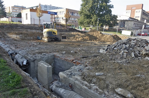 Na míst budoucí protialkoholní záchytné stanice se teprve zaíná pracovat. Za...